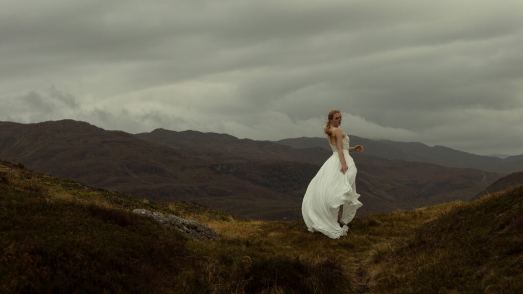 Frau in den Highlands mit weißem Kleid