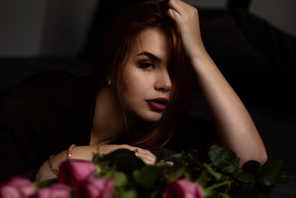 Frau an einer Couch mit Blumen