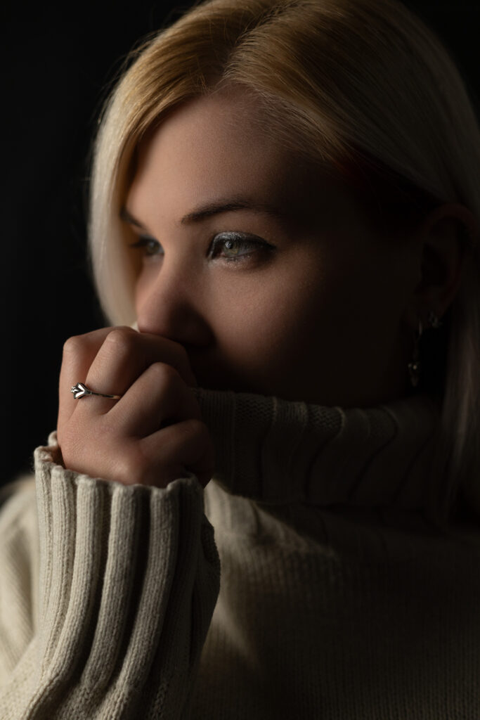 Portrait einer Frau im weißen Pullover